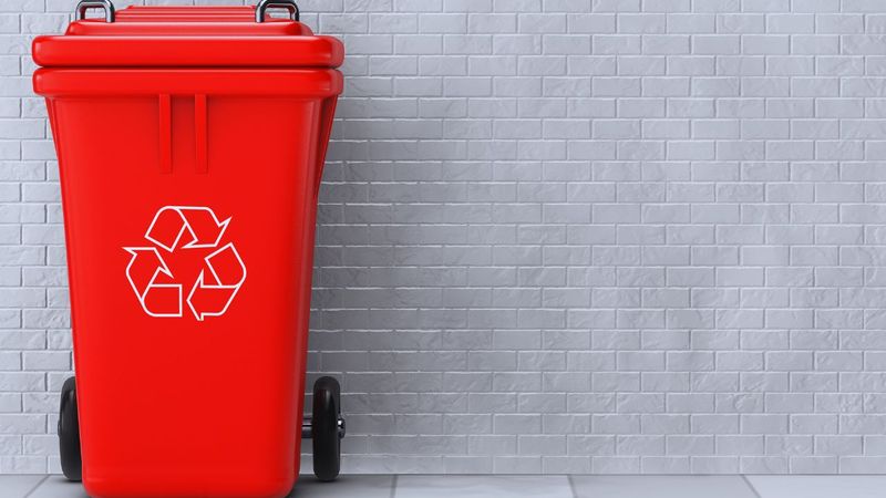 Czerwony kosz na śmieci