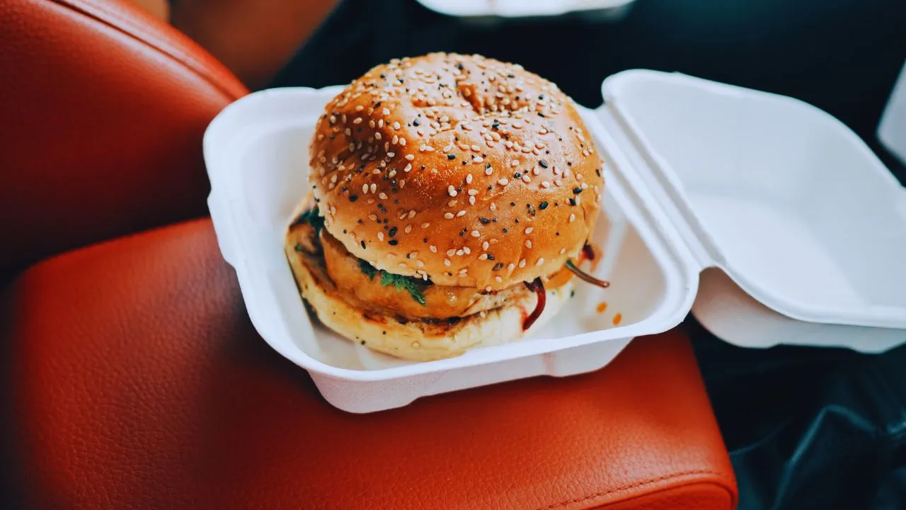 Jedzenie w opakowaniu styropianowym, gdzie wyrzucić