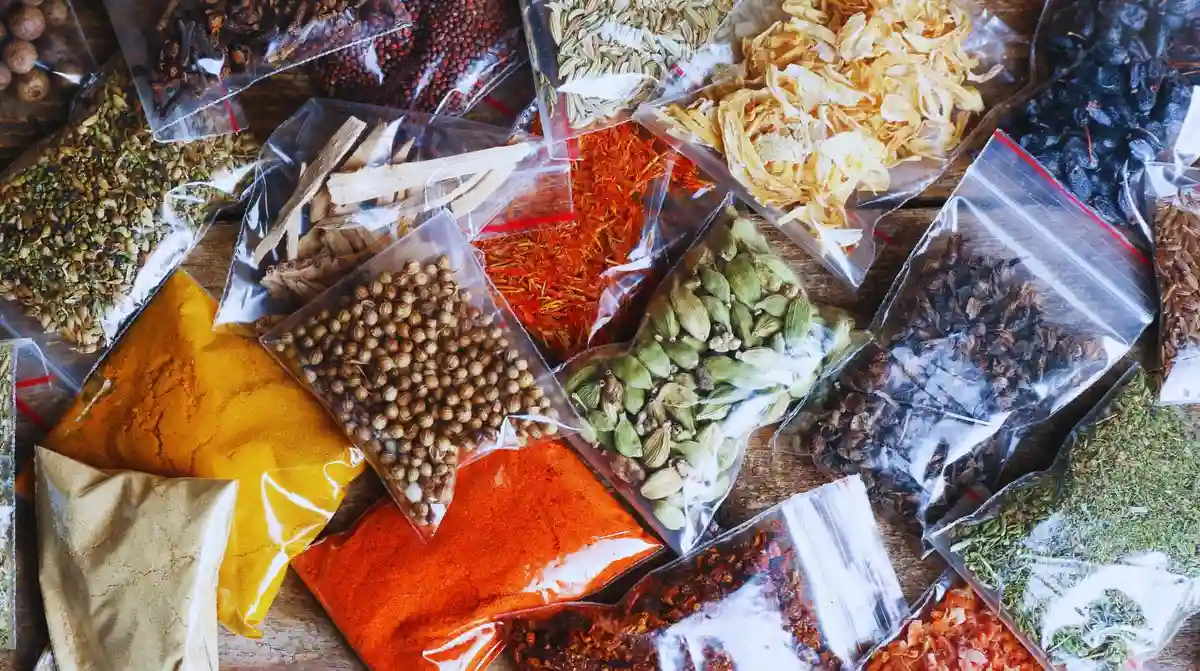 You are currently viewing Gdzie wyrzucić opakowanie po przyprawach? Zasady segregacji odpadów Polska 2026