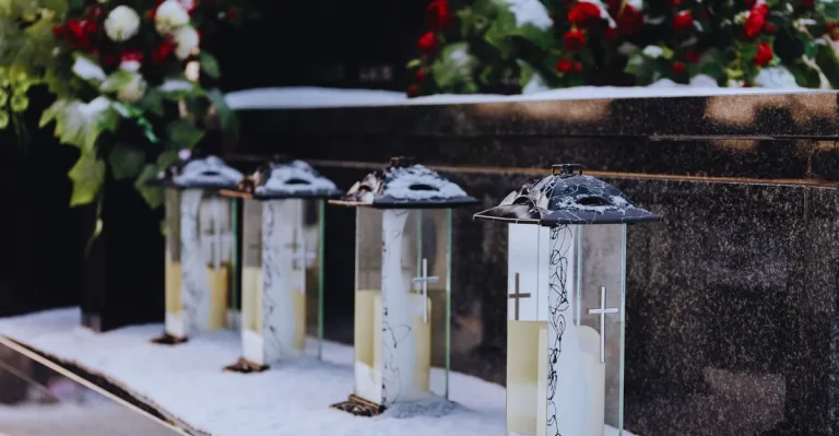 Read more about the article Gdzie wyrzucić sztuczne kwiaty? Gdzie wyrzucać znicze? Segregacja odpadów