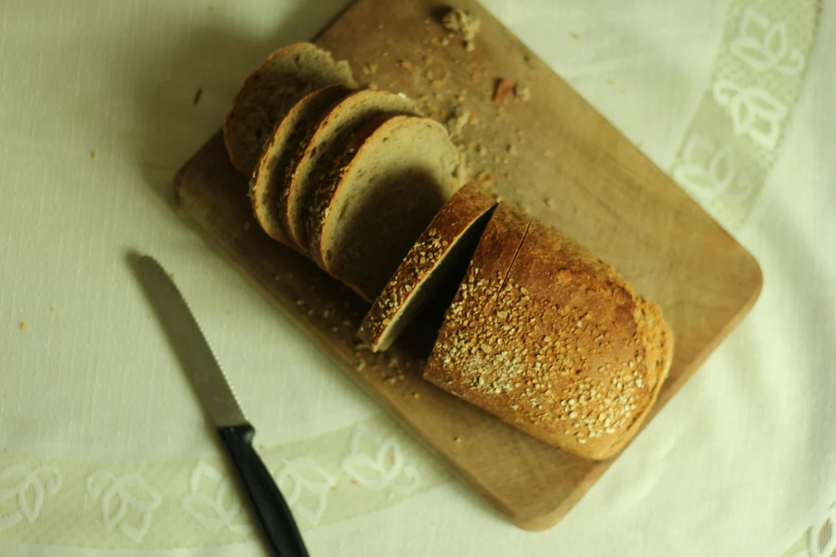 Spleśniały chleb, który należy wyrzucić do kosza na odpady bio